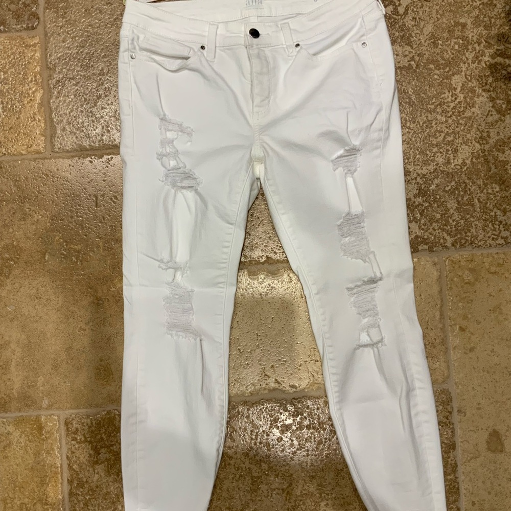 White skinny ankle jeans